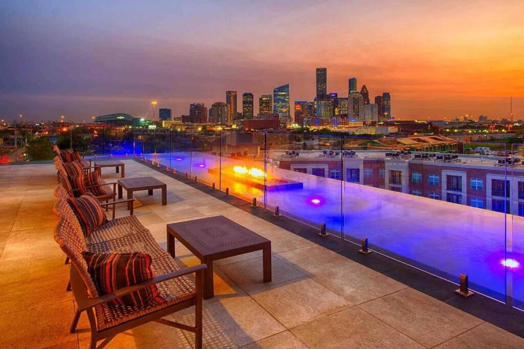 Downtown Living 1Br W/ Free Parking Garage Appartement Houston Buitenkant foto